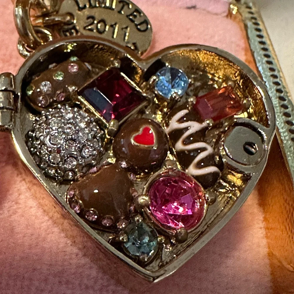 Juicy Couture 2009 Limited Edition Valentine Box of Chocolates Charm YJRU2672 - Picture 9 of 15